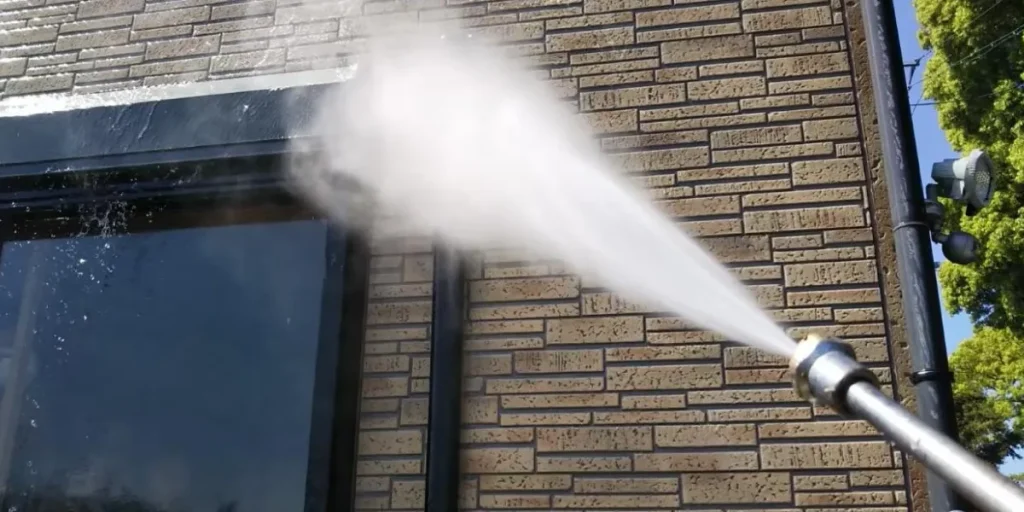 水が勢いよく噴射されて壁を洗っている様子