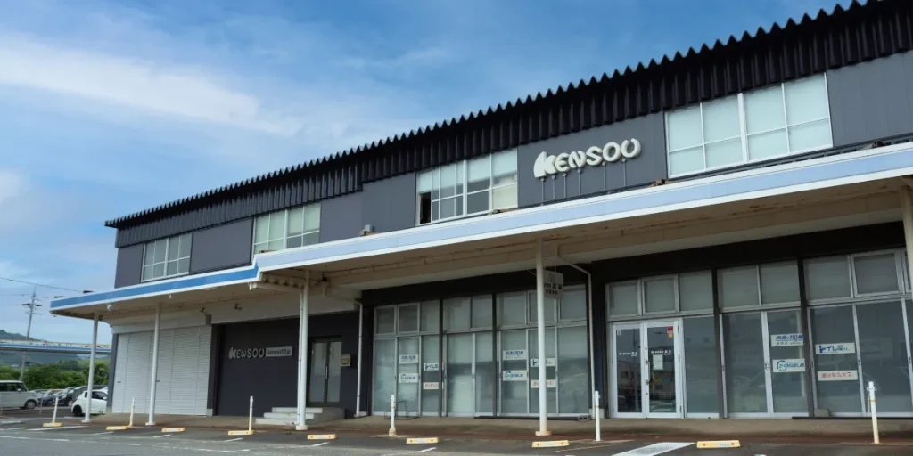 KENSOU本社の外観と駐車場