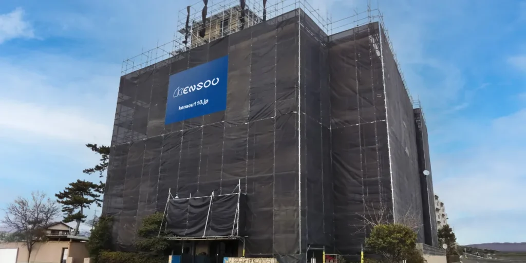 足場とシートに覆われた建物