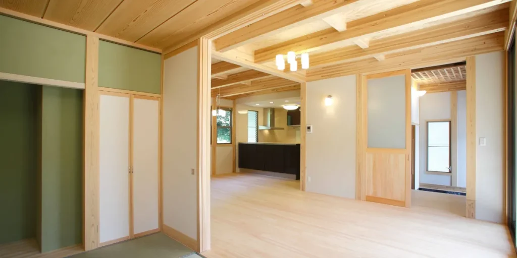 和モダンな木造住宅の内装