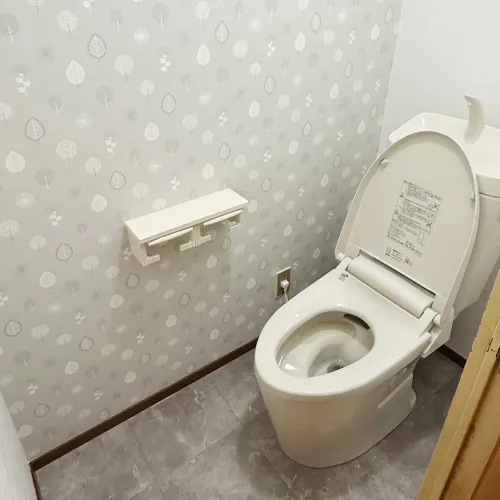 北欧風クロスのシンプルトイレ