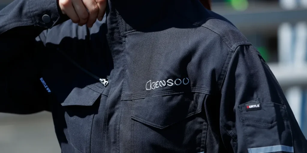 KENSOUロゴ入り作業服の胸元