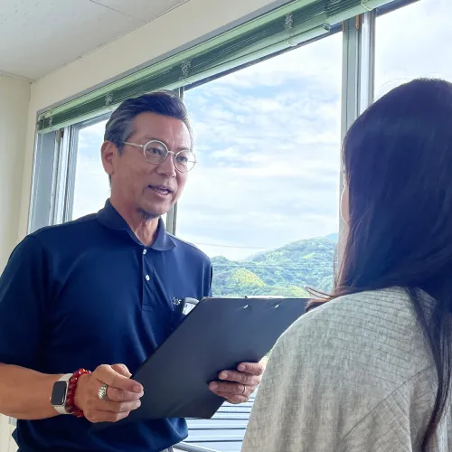 スタッフが室内でお客様に説明中